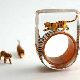 野生老虎树脂戒指 – 丛林狂热，铜色戒指上有一只黑棕色老虎