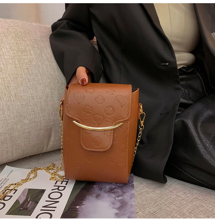 Autumn 2021 New Fashion Chain Messenger Mobile Phone Bag display picture 13