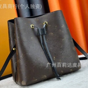 �H���ϻ�ˮͰ���μ�������ţƤ�������ճ�����б���Ů���l����