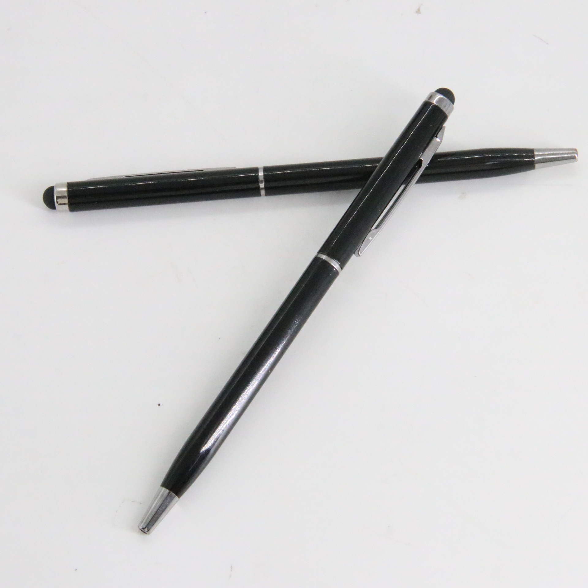 Bolígrafos metálicos giratorios con punta táctil y logotipos láser. Fabricantes de artículos de oficina y escolares venden bolígrafos al por mayor.