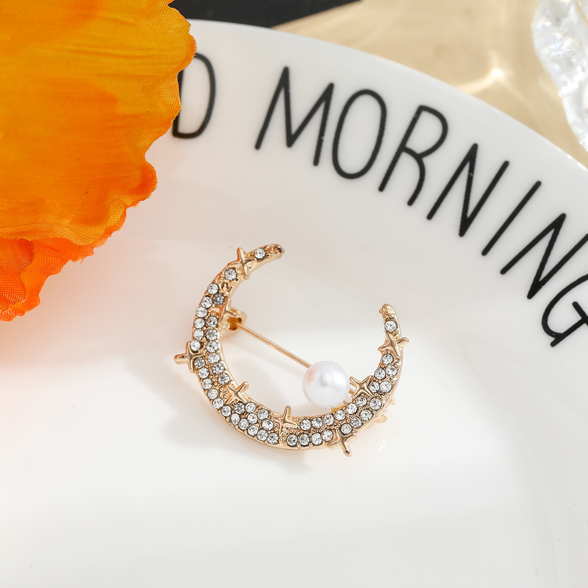 Moon Pearl Brooch Simple All-match High-end Suit Trouser Pin Exquisite Simple Celebrity Ladies Suit Women's Collar