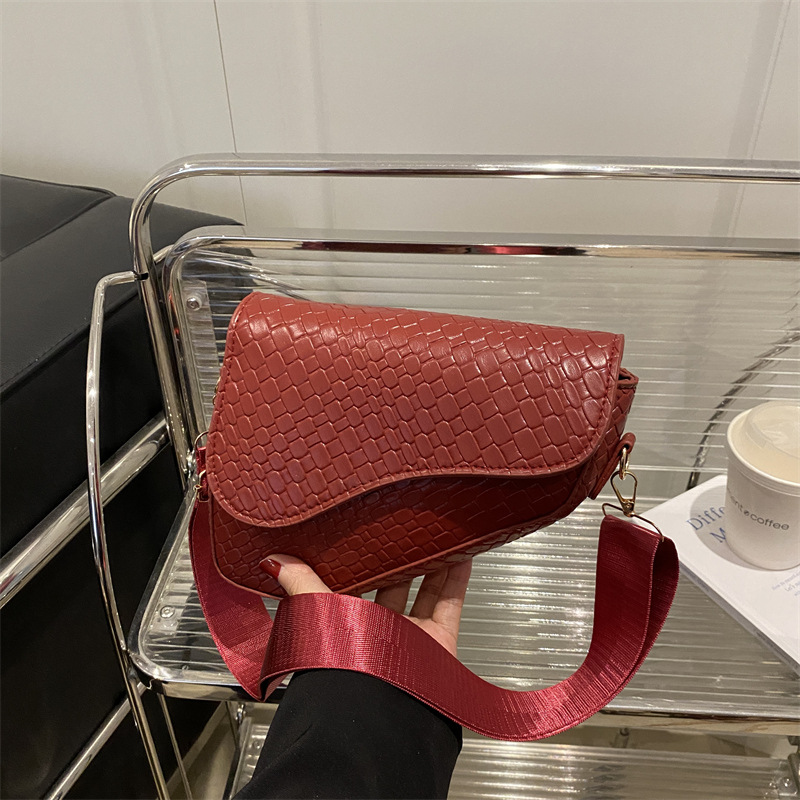 2025 primavera y verano trenzado bolsa de moda silla de montar este año bolsos populares bolsos simples y elegantes bolsos de hombro