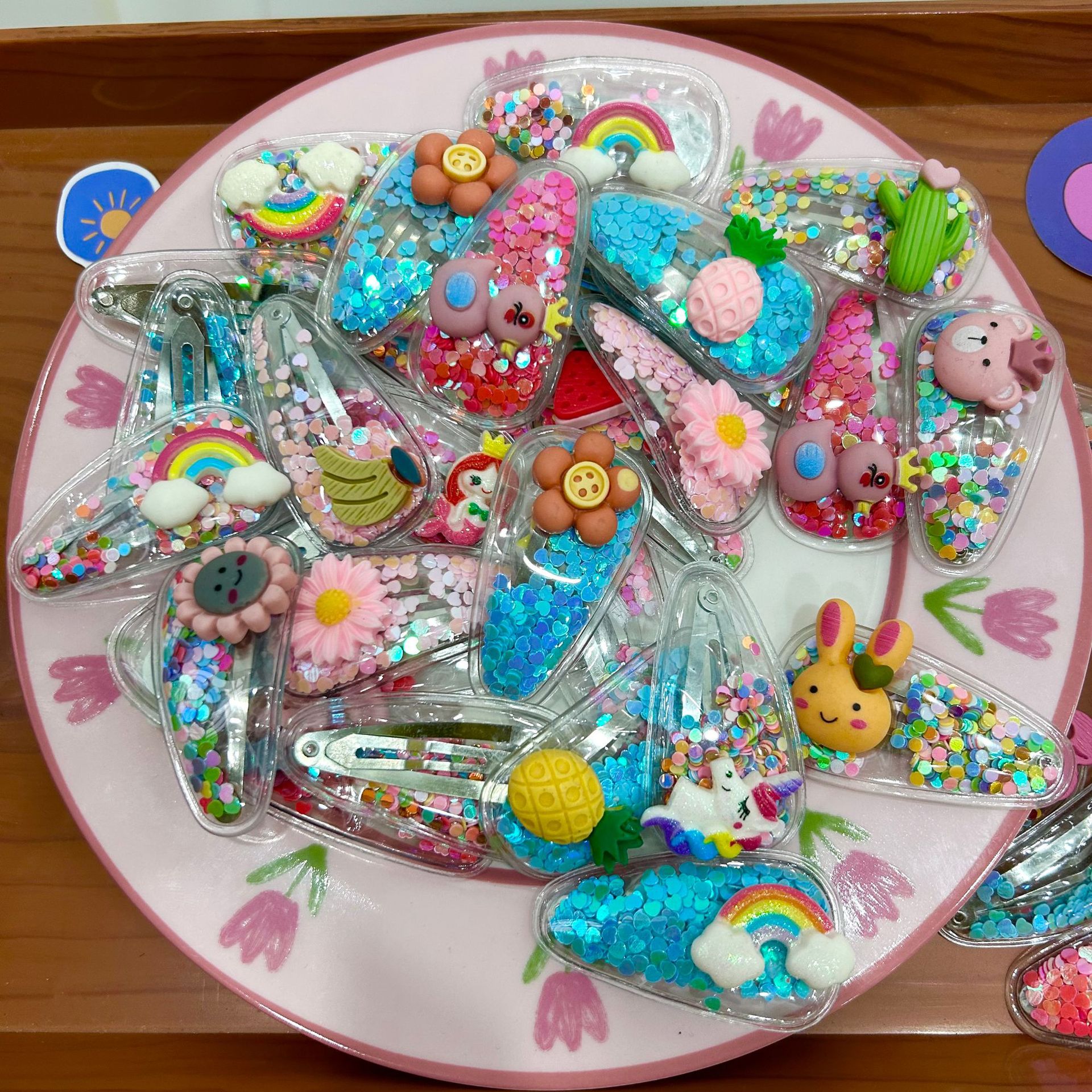 Juegos de cabello en vivo de dibujos animados lindos clips de sofá colocados en puestos de mercado nocturno fuente de joyas para niños al por mayor