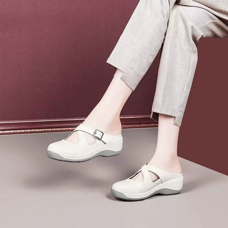 Маленькие кожаные туфли на танкетке, простые, универсальные и удобные, туфли для мам среднего и пожилого возраста, модные повседневные туфли на высоком каблуке на толстой подошве для женщин.