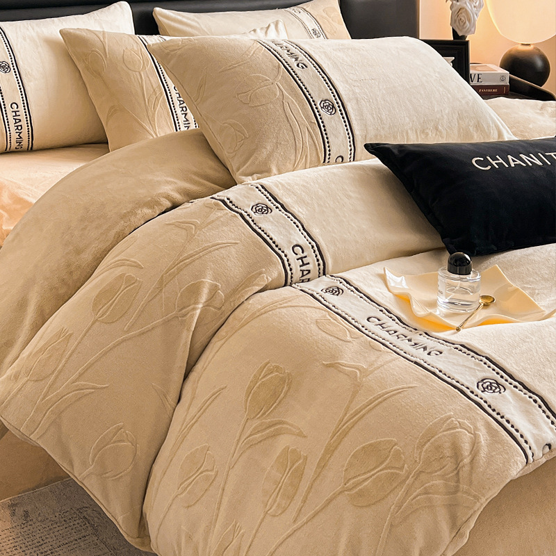 Invierno de alta gama tallado cama de terciopelo conjunto de cuatro piezas 2025 nuevo terciopelo de leche grueso coral sábanas de terciopelo cubierta