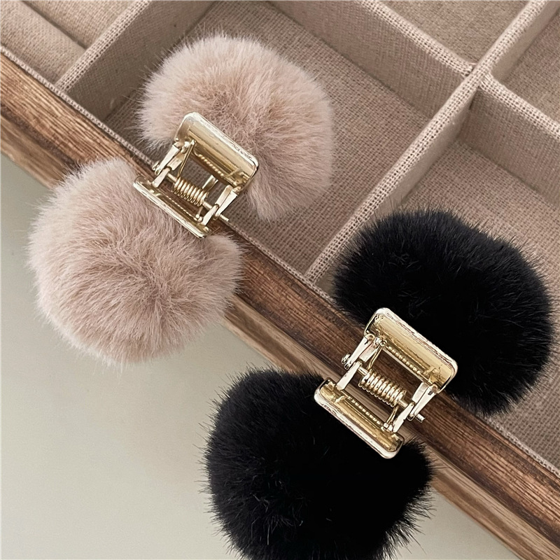 Cute Geometric Rabbit Fur Hair Claws display picture 5