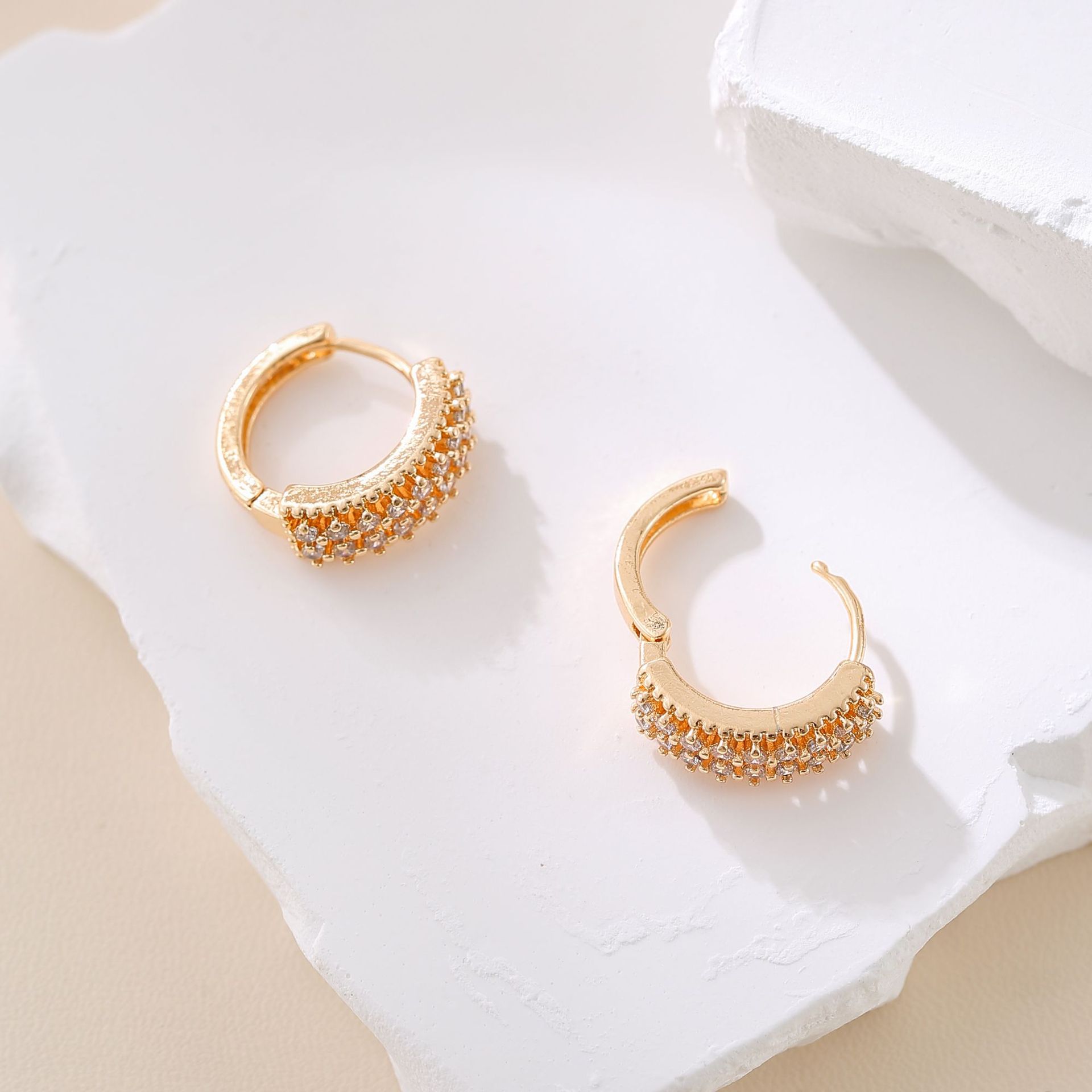Transfronterizo anillo zirconio micro pendientes2024 nicho de moda diseño único completo blanco de zirconio delicado perno de orejas