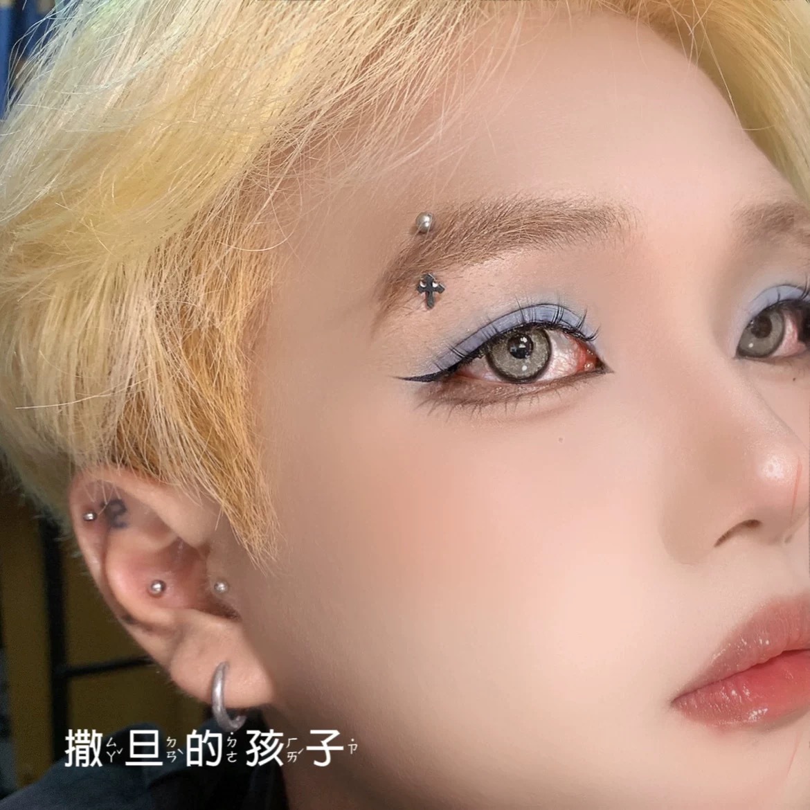Silver pointed spike labret stud material detail
