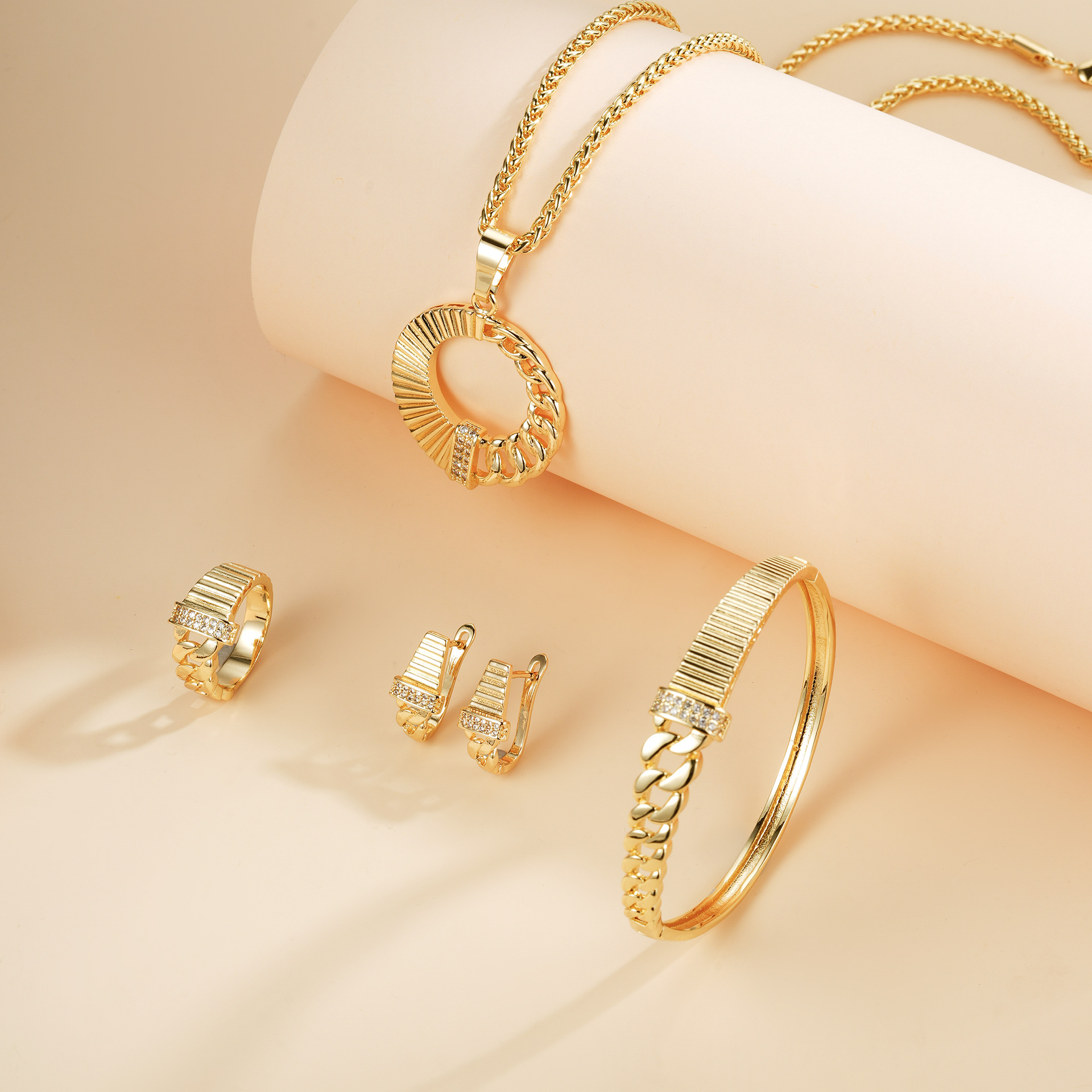 Diseño de moda de alta gama conjunto de joyas opciones transfronterizas pulseras anillos pendientes colgante collar joyas chapadas en cobre oro