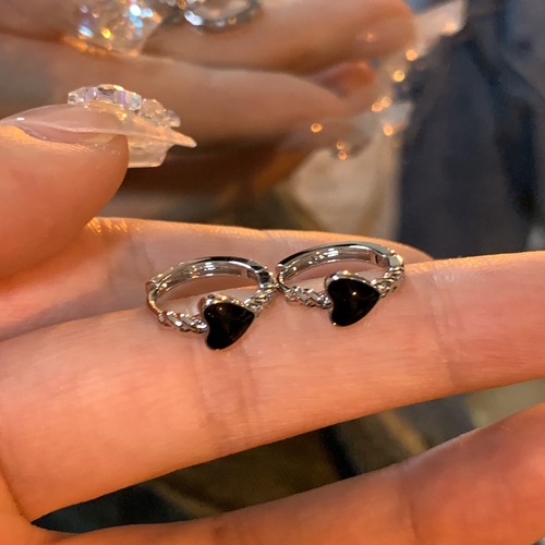 Sleeping without removing dark heart ear studs for women, minority design sense, high-end cold temperament ear accessories for women, new style