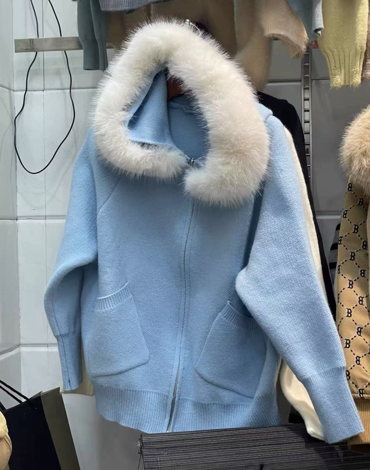 Damenbekleidung: Oversize-Strickjacke mit Pelzbesatz und Kapuze – Winterstrickjacke für Damen_voghion.com