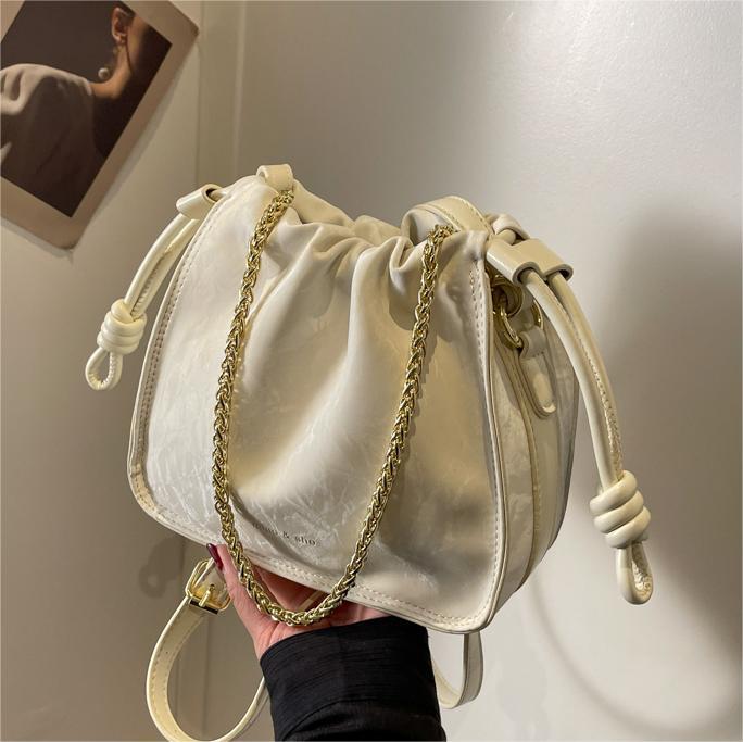 Bolso popular súper popular de este año para mujeres 2024 nuevo nicho plisado pequeño bolso cuadrado bolsa de mensajero de Cercanías de moda del todo fósforo