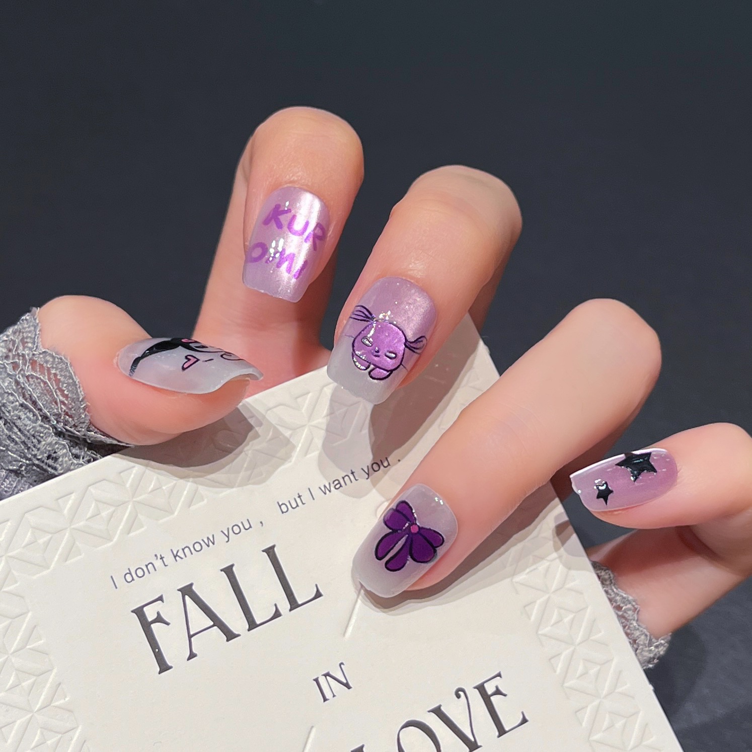 Cute dibujo animado prefabricado para usar uñas púrpura manicure falso parche de uñas desmontable corto ojo de gato manicure