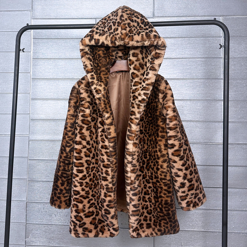 Abbigliamento da donna Cappotto di pelliccia di coniglio con cappuccio di media lunghezza e stampa leopardata_voghion.com