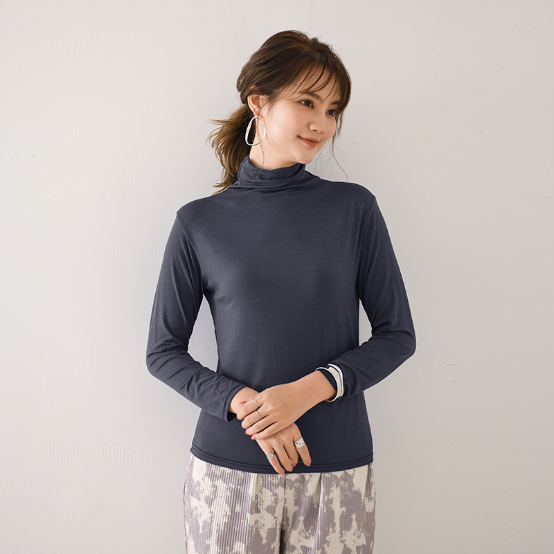 日系家庭内にシャツを着て40織のモーダルスーツの高襟のコウモリの袖の修身上着のtシャツのキャンディー色