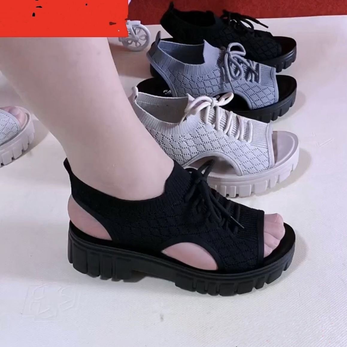 2026 primavera y verano nuevo estilo de suela gruesa y cómoda de moda pisar la mierda sensación de sandalias deportivas de tela volante sandalias ligeras antideslizantes para mujeres