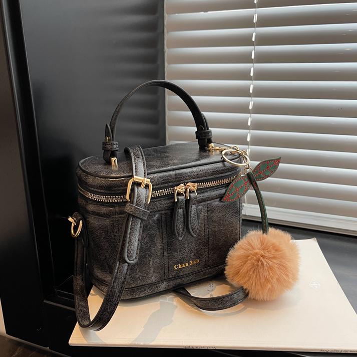 Bolso retro bolso de mano femenino 2025 nuevo bolso cuadrado pequeño de moda de todo fósforo pequeño bolso de mensajero de hombro de alta gama para viajeros de nicho