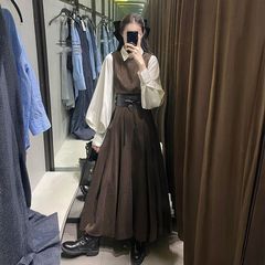早秋穿搭一整套韩版简约高级感棕色收腰背心连衣裙搭配喇叭袖衬衫