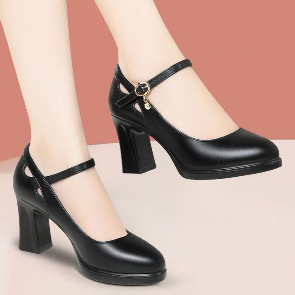Zapatos de cuero lacado auténticos de cuero brillante de tacones medios para mujeres no se cansan de los pies cheongsam, zapatos de estilo de cuero de madre de tacones simples.
