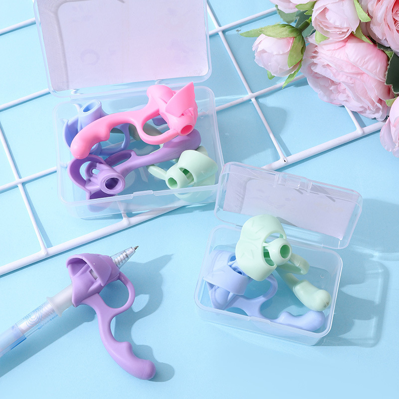 5本指の筆器の子供は字を書く練習をします。|undefined