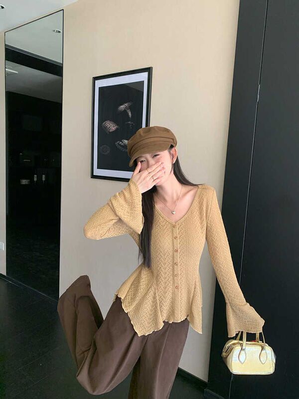 不规则喇叭袖针织衫女2025秋季新款纯欲修身显瘦V领小众长袖上衣|undefined