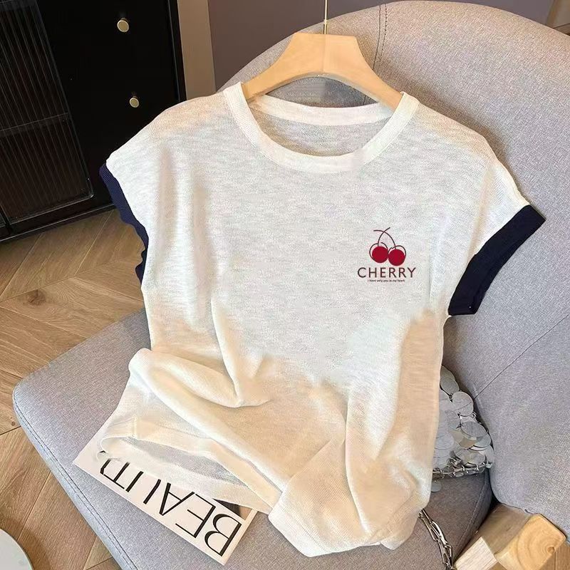 Áo thun nữ cổ tròn rộng, in họa tiết hoa ngọt ngào, chất liệu mỏng nhẹ, form rộng suông — màu trắng