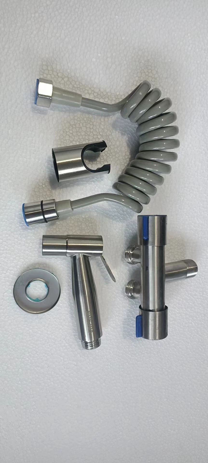 Туалетный компаньон из нержавеющей стали Женская стиральная машина пистолет-распылитель высокого давления Промывочный костюм один-в-два-выход с двойным управлением без перфорации