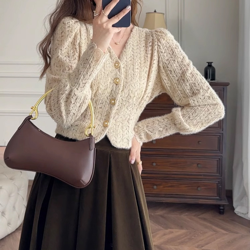 This year's popular popular style comes with gentle filter lace hollow puff sleeve top shirt with umbrella skirt set