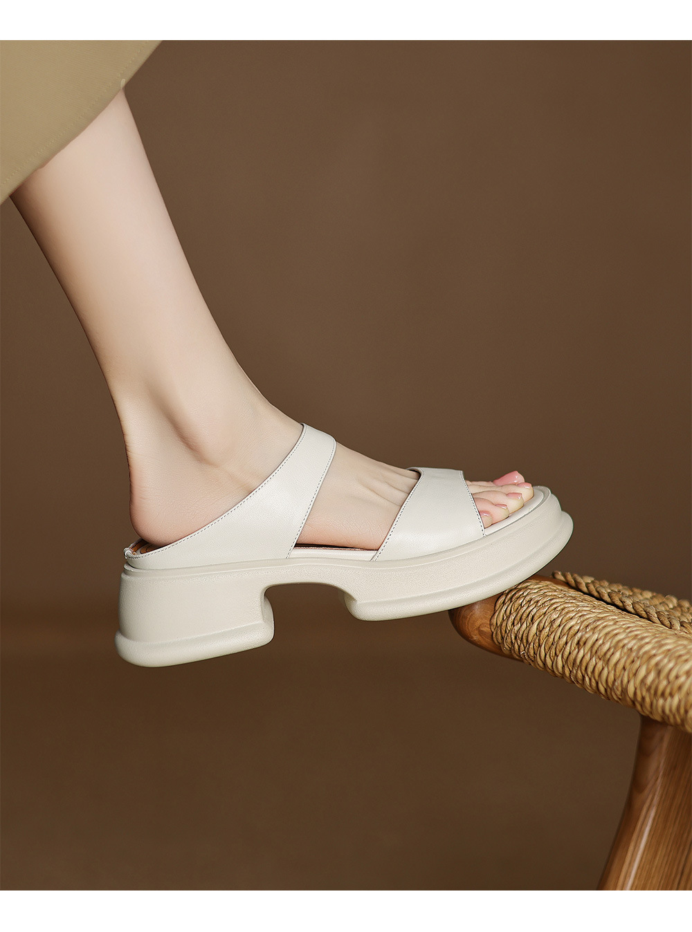 Dép sandal nữ quai ngang đế xốp da bò hở mũi gót thô cao — Màu đen chi tiết 12