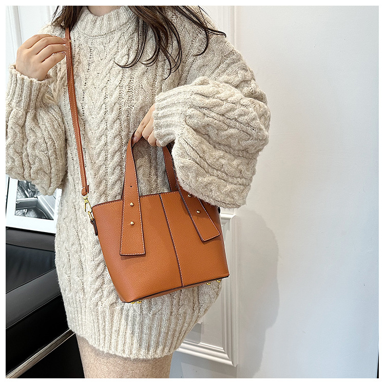 PU Fashionable Handheld Tote Bag With Large Capacity 2023 New High End And Small Mom's One Shoulder Crossbody Small Square Bag_voghion.com