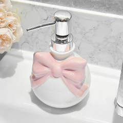 ピンクの蝶結びのトイレの手洗いの液体の瓶は空の瓶の乳液のシャンプーのリンスの入浴剤を押して瓶を分けます。