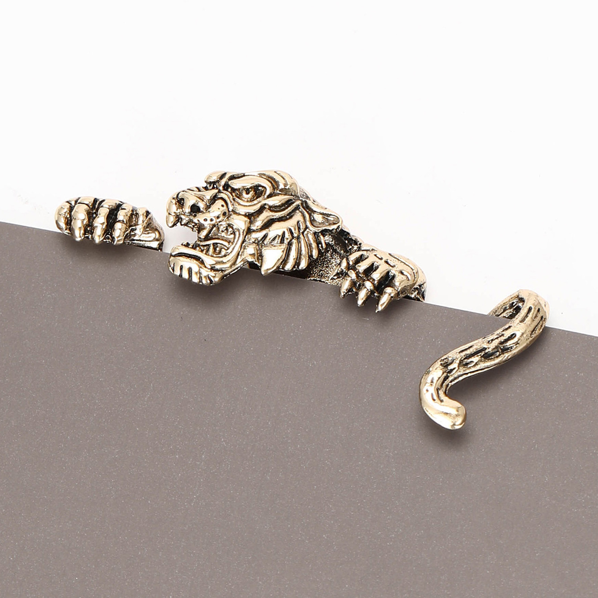 New Vintage-Style Bold Alloy Enamel Tiger Brooch, Creative and Versatile Men's Suit Coat Lapel Pin Accessory