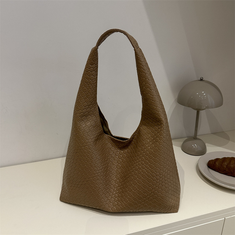 2024 nuevo estilo simple retro de gran capacidad brazaleta bolso de mujer Chaoseng invierno monocolor bolso de hombro