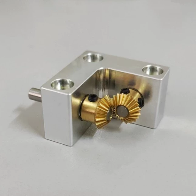 В наличии 90-градусный преобразователь Малый конус Конический редуктор Прямоугольный коммутатор Диаметр выходного вала 4 мм Передаточное число 1:1