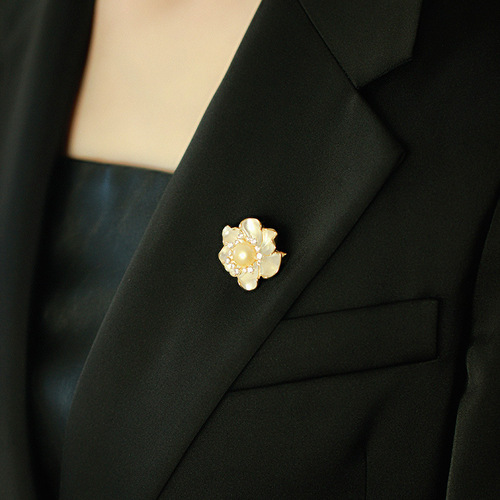 New women's camellia brooch, niche design jewelry, light luxury, retro palace atmosphere, personality and trend
