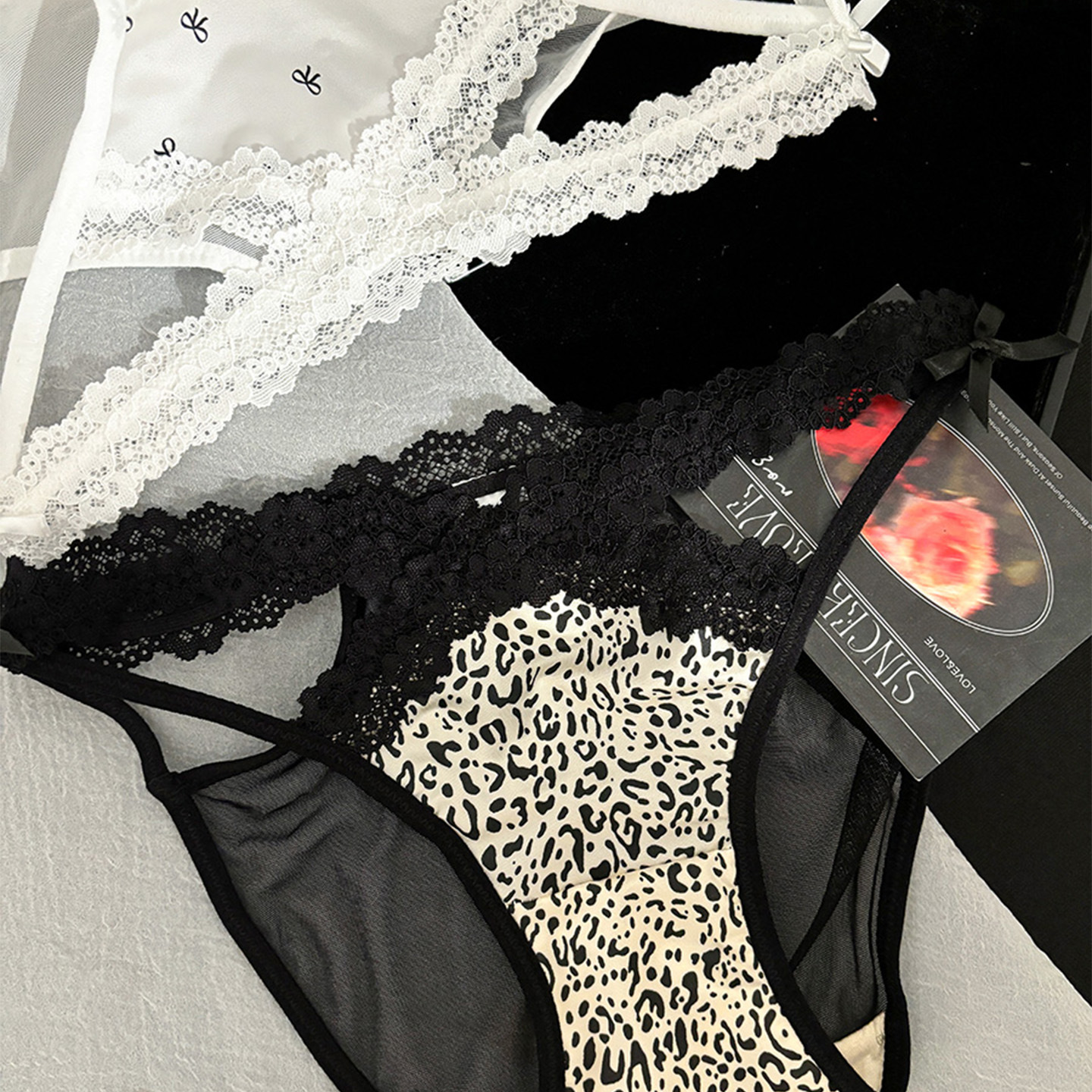 Chica sexy, alta tensión pura, ropa interior de malla hueca, encaje seductor satén frío, cabeza de pantalón de niñas
