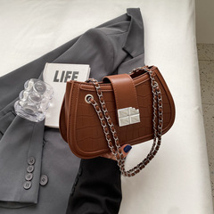 2024春夏新款百搭簡約休閒純色石頭紋鏈條小眾設計單肩斜跨包包女