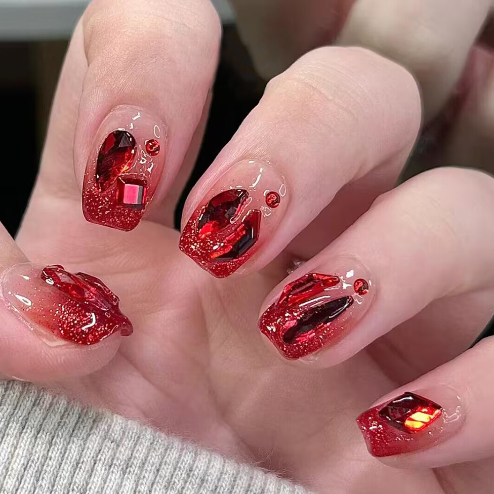 Arte de uñas al por mayor para Año Nuevo, arte de uñas hecho a mano con tendencia nacional roja del Año de la Serpiente, pegatinas de uñas con efecto ojo de gato y fuegos artificiales con un toque de alta gama.