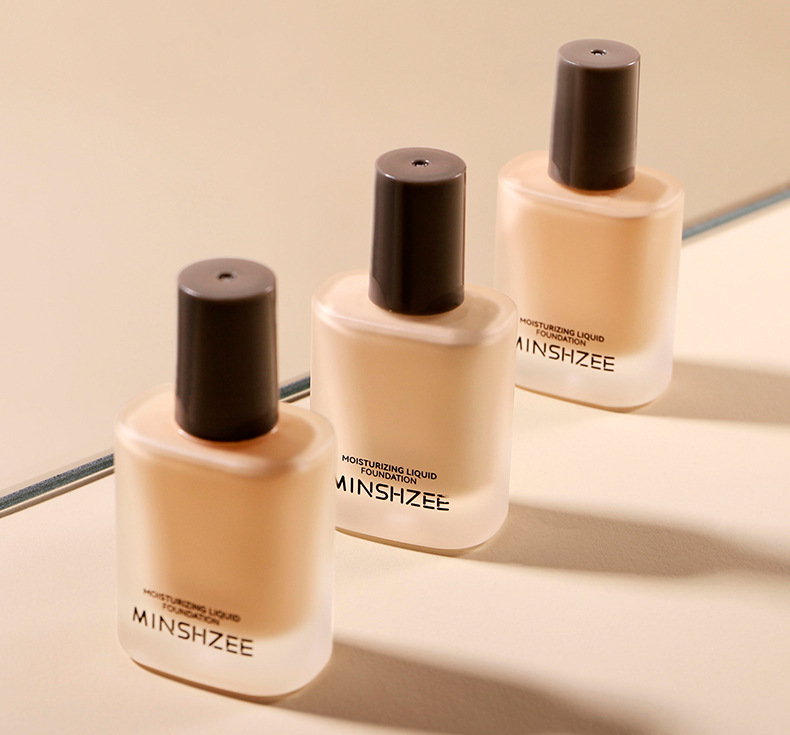Mingxi Zhi Foundation offers long-lasting makeup retention without smudging, penetrating and sustaining makeup, concealing blemishes without powder sticking or smudging. This foundation is available for cross-border use undefined