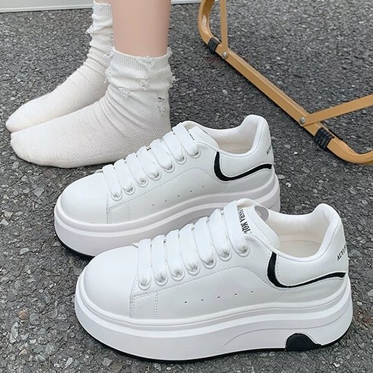 Genuine Leather Star-Patterned White Sneakers for Women 2026 New Casual Sports Thick-Soled Height-Increasing Loafers with Unique Design
