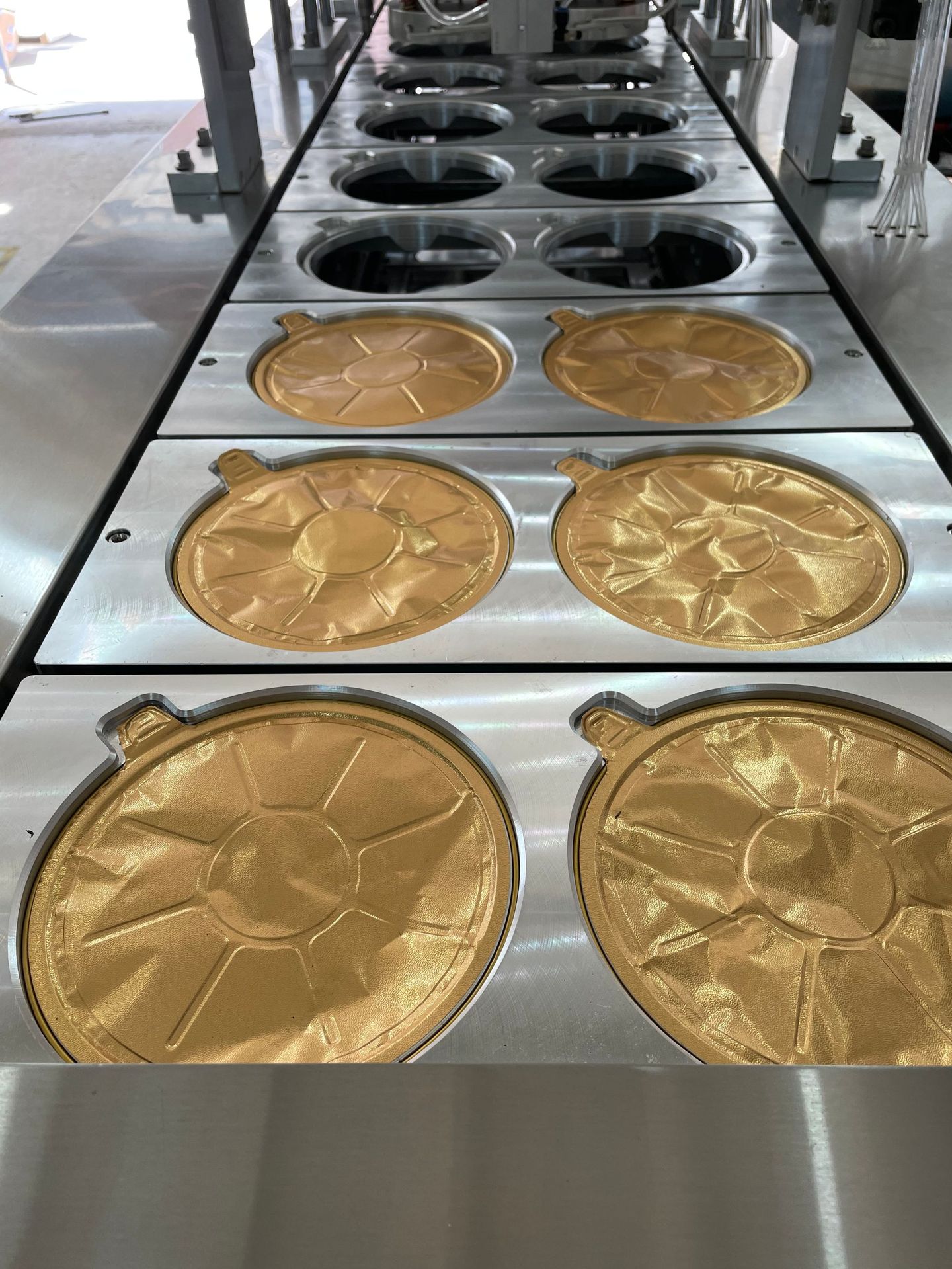 圆碗铝箔餐盒封口机  各种快餐盒封口机  上海厂家供应