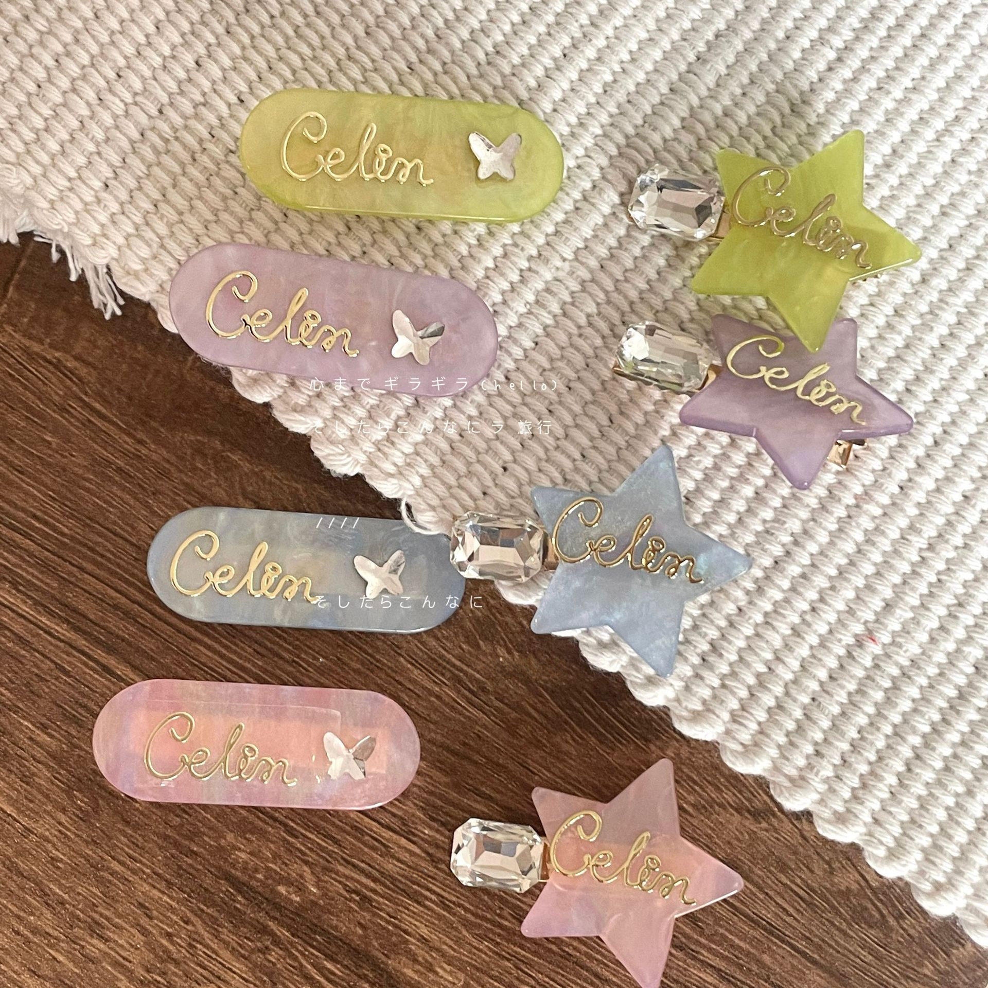 Forcina per capelli a forma di stella colorata, in acrilico, con diamante, a forma di farfalla, con lettera, carina, con frangia ovale, clip laterale, a forma di becco d'anatra, da donna_voghion.com
