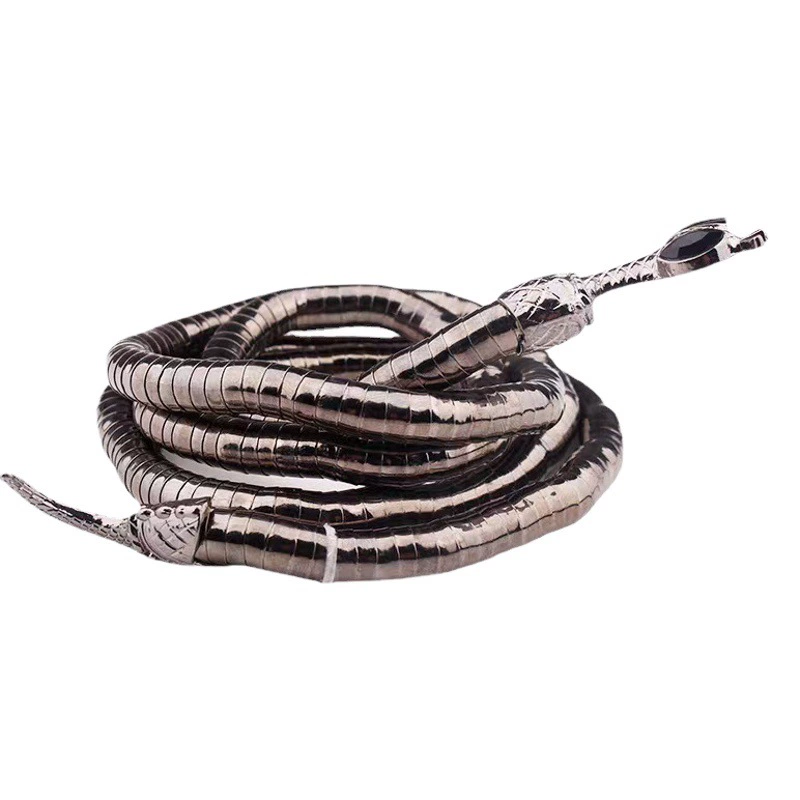 Ожерелье в европейском и американском стиле, имитирующее змею, с индивидуальным дизайном в виде змеи, яркое и дерзкое, с эффектным дизайном, регулируемое, на шею, в европейском и американском стиле.