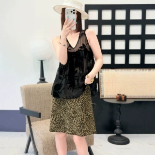 法式甜美风真丝丝绒黑色无袖小衫女2026夏V领休闲时尚新中式上衣