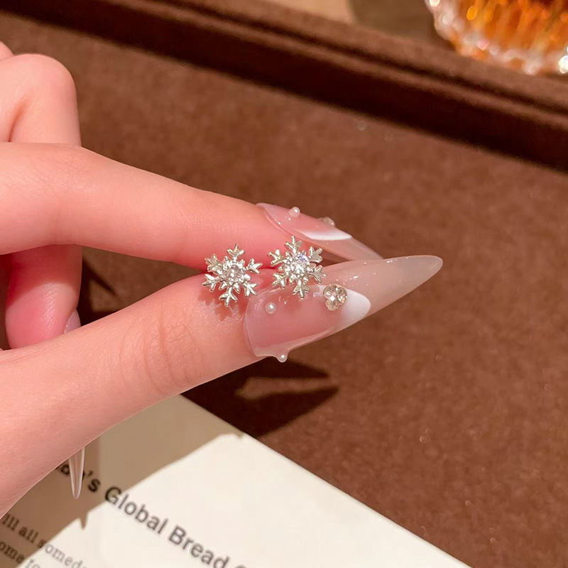 Atmospheric and Exquisite Snowflake Earrings for Women, Light Luxury, High-End, Delicate and Compact Earrings for Autumn and Winter, Ear-Friendly, Wholesale
