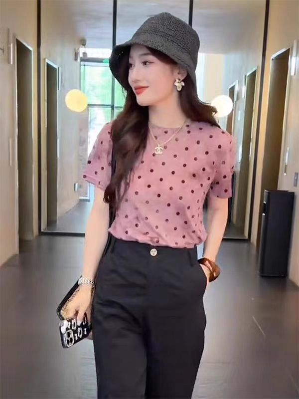 Áo thun nữ tay ngắn chấm bi, dáng rộng, vai xuôi, phong cách mùa hè — màu hồng