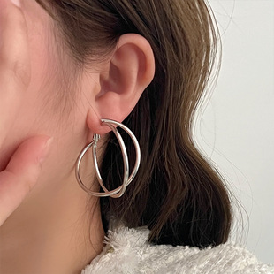 Light Luxury Japanese and Korean Glossy Hoop Earrings for Women, Simple and Cool Style Earrings, Niche Personalized Design Earrings