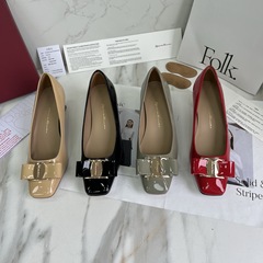 莞産SFフェラ風レザー製蝶結びミドルヒールスクエアトゥシューズ、メタルバックル漆皮レディースシューズ、一層牛革製