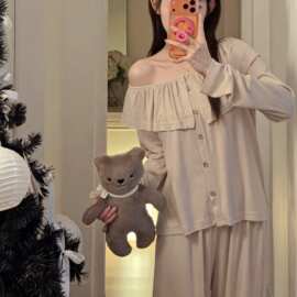 女士莫代尔居家服套装 奶茶色一字肩开扣长袖长裤睡衣