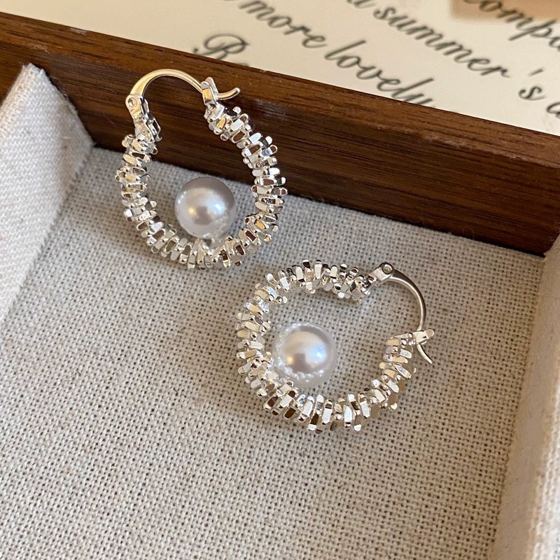 Geometric elegant fashionable earrings from pearl
